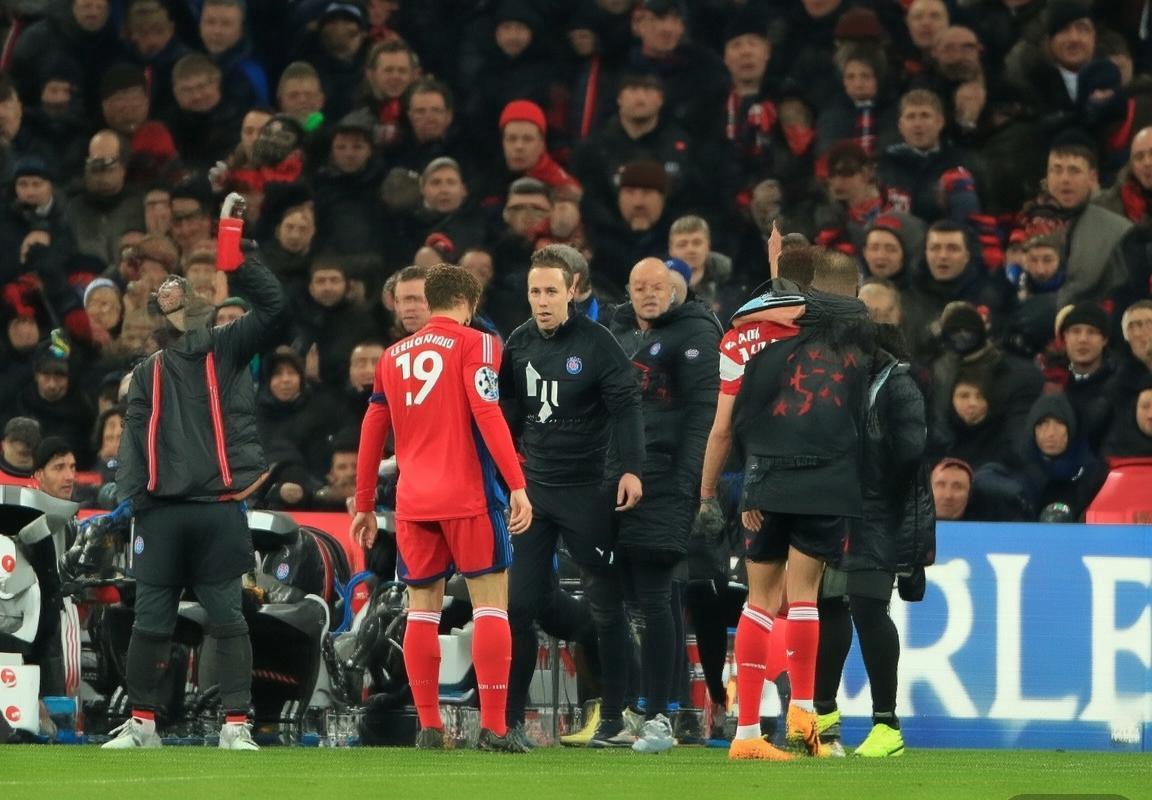 欧冠激战巴黎拜仁：裁判判罚争议全解析(图1)